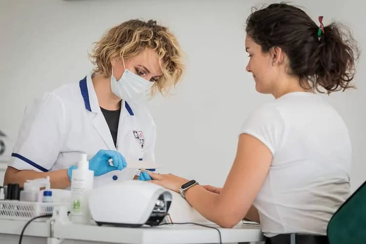 Устранение маникюрного гель-слоя с поверхности ногтей