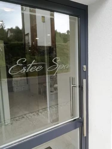 Снятие застывшего покрытия с ногтей