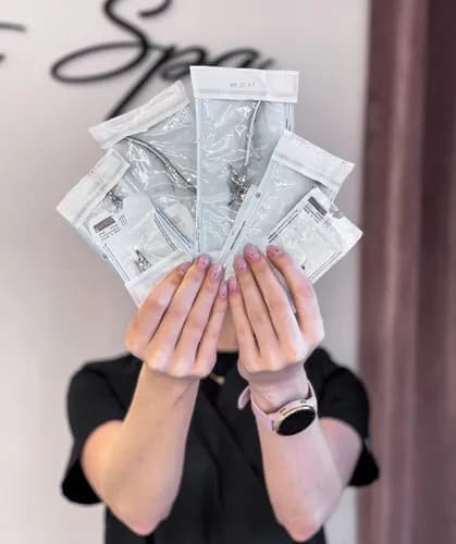 Usuwanie utwardzonej powłoki z paznokci