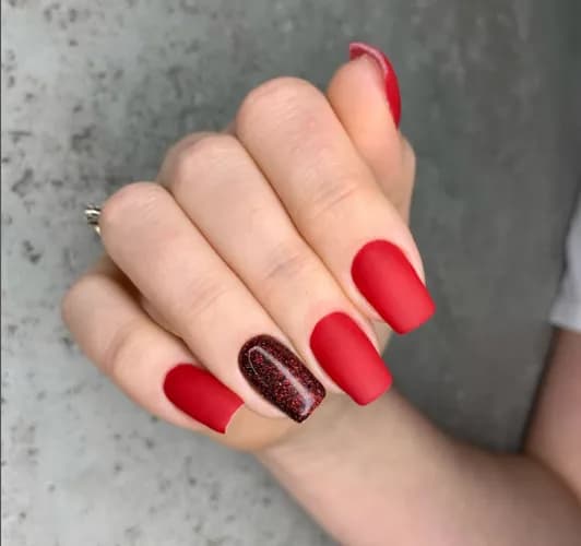 Modelowanie kształtu paznokci żelem