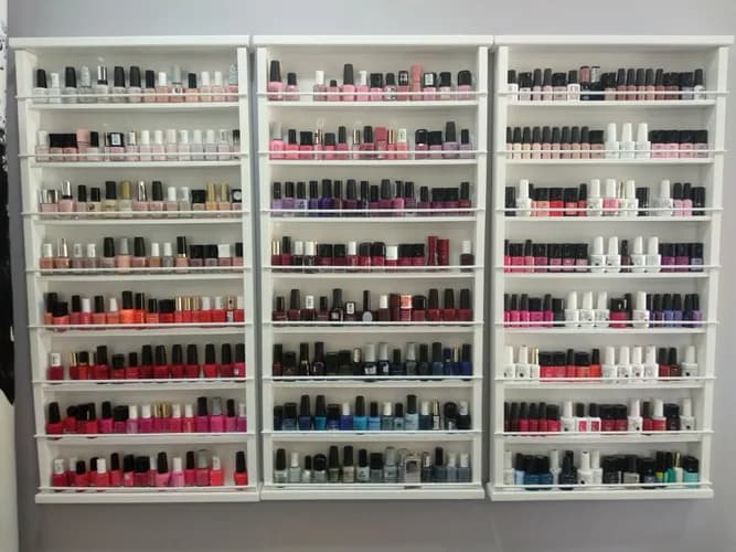 Trwała powłoka na nogach: pedicure z żelowym lakierem