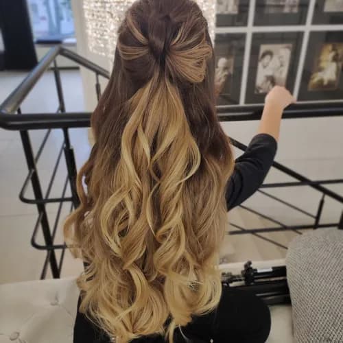 Ślubne fryzury z warkoczami: delikatność i romantyzm w detalach