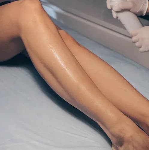 Сладкая гладкость: шугаринг ног от опытного мастера