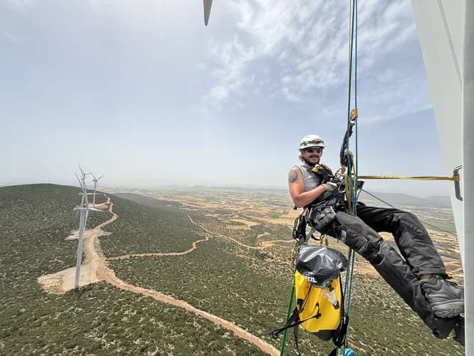 Mycie okien na wysokościach: Profesjonalny alpinizm, wycena gratis!