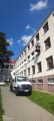 Czyste okna 24/7: Wynajem windy lub pełna obsługa od Podnośniki Cezar