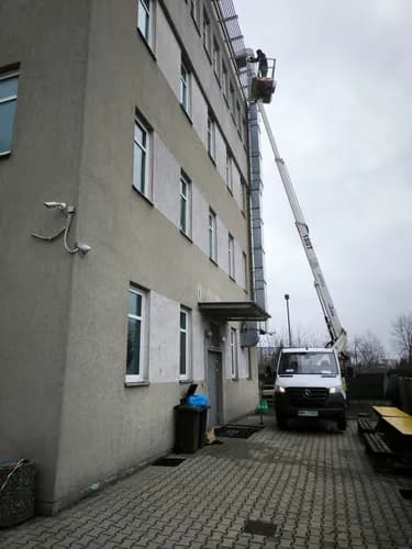 Czyste okna 24/7: Wynajem windy lub pełna obsługa od Podnośniki Cezar