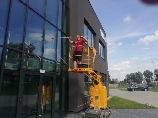 Czyszczenie fasad szklanych, witryn, szyb, okien